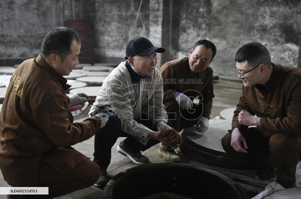 (HenanPixels)CHINA-HENAN-BAOFENG COUNTY-TRADITIONAL BAIJIU PRODUCTION (CN)