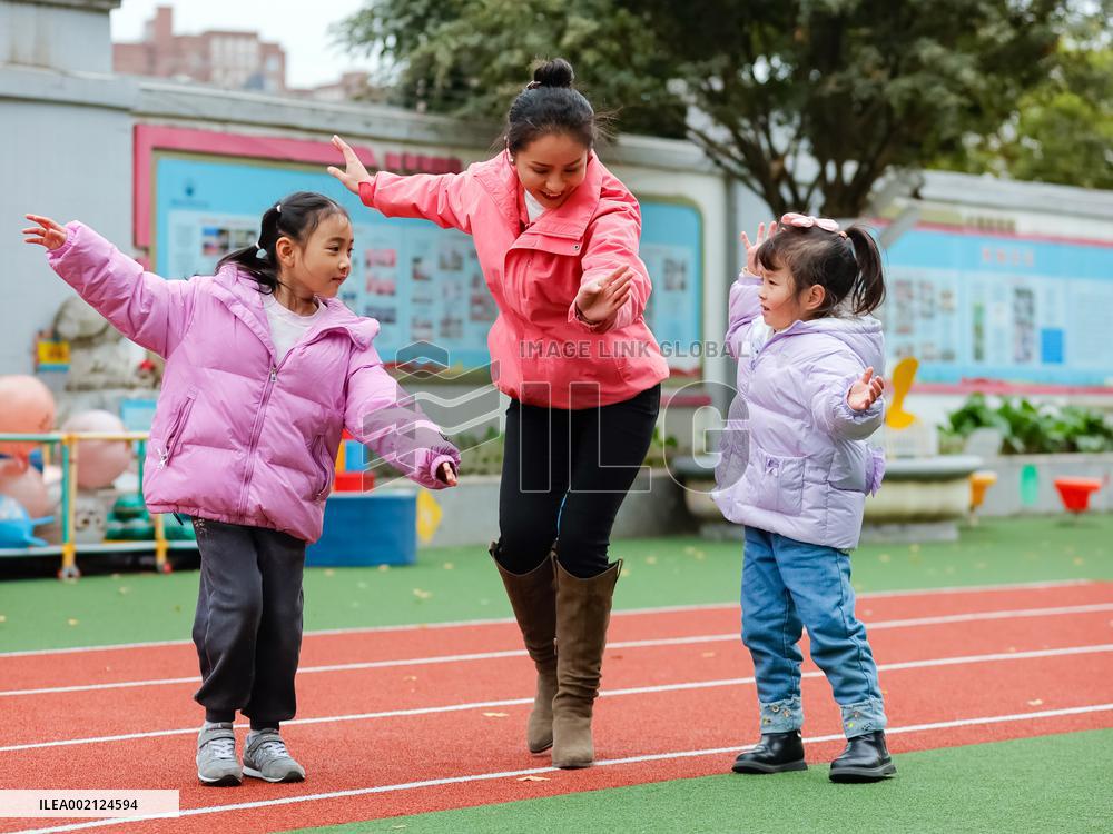 CHINA-SICHUAN-CHENGDU-GUOZHUANG DANCE-URBAN LIFE (CN)