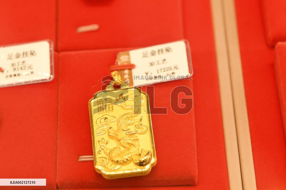 Dragon Elements Gold Ornaments Popular in China