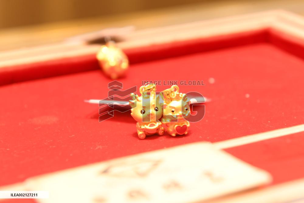 Dragon Elements Gold Ornaments Popular in China