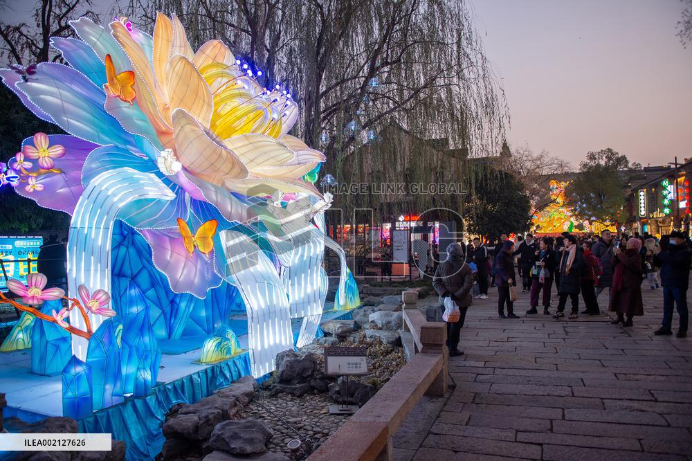 Tourists Enjoy Lanterns in Nanjing