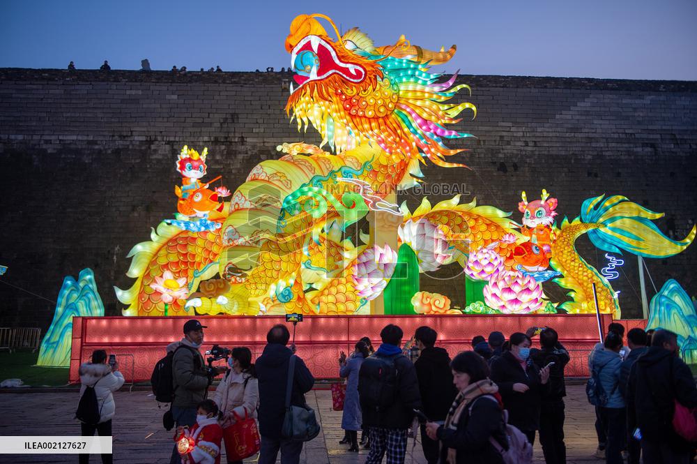 Tourists Enjoy Lanterns in Nanjing