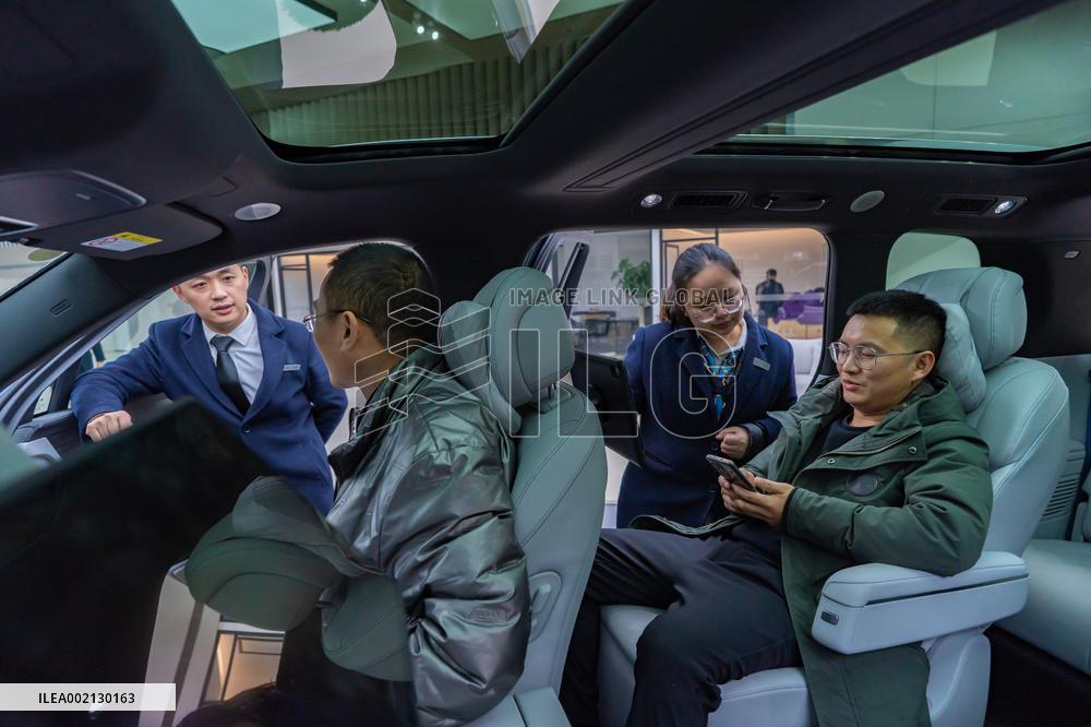 AITO M9 Vehicle on Sale in Chongqing