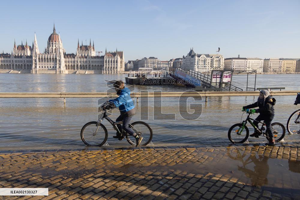 HUNGARY-BUDAPEST-DANUBE-FLOODING