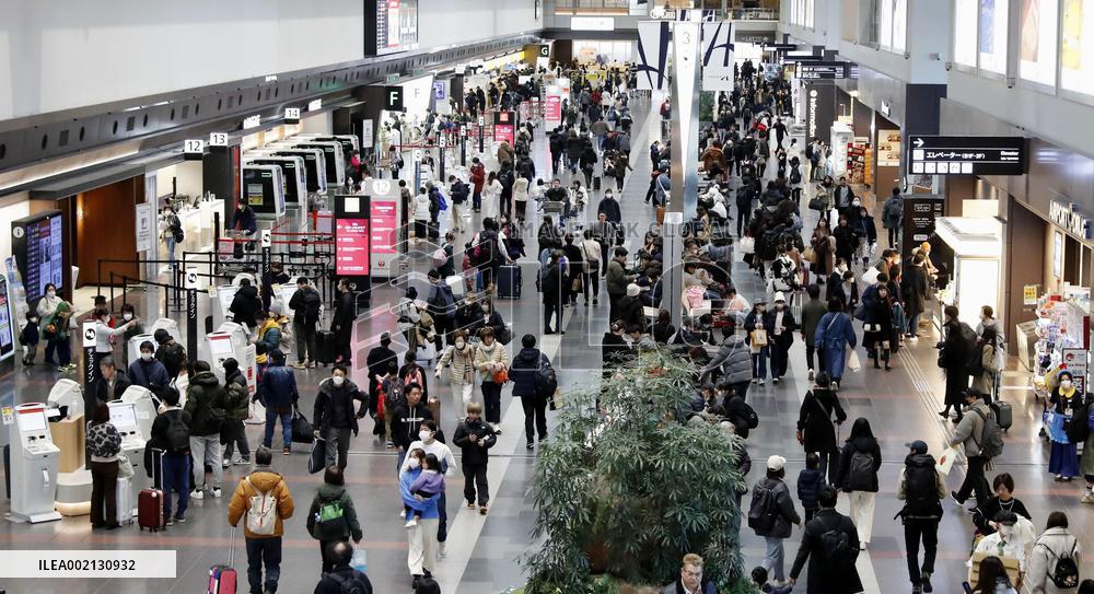 New Year holiday exodus in Japan