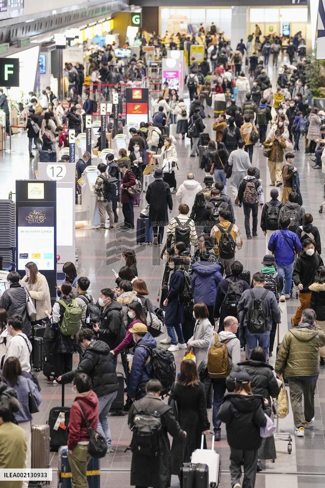 New Year holiday exodus in Japan
