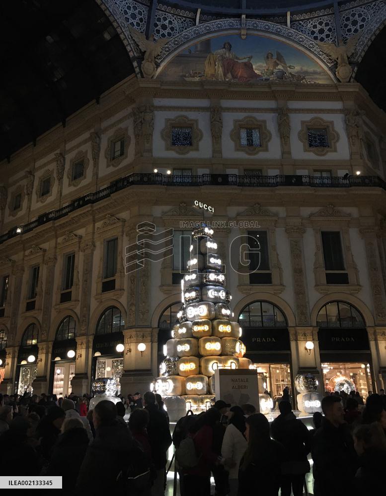 Climate activists targeted Gucci Christmas tree - Milan