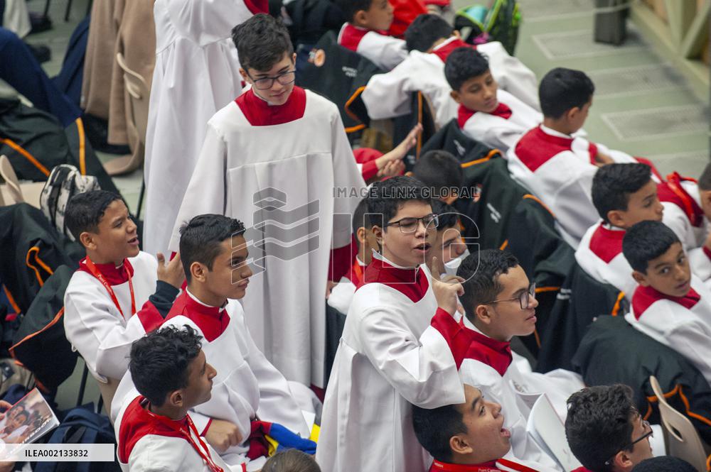 Pope Francis in audience with official student Catholic choral organization