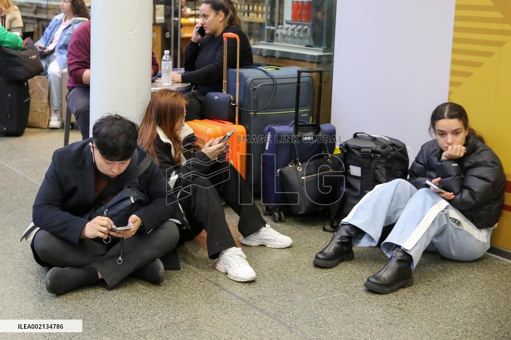 BRITAIN-LONDON-EUROSTAR TRAINS-STRANDED PASSENGERS