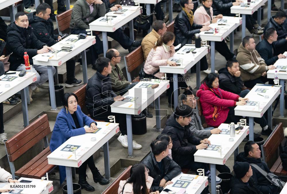 CHINA-YUNNAN-KUNMING-FLOWER MARKET-FLORIST (CN)
