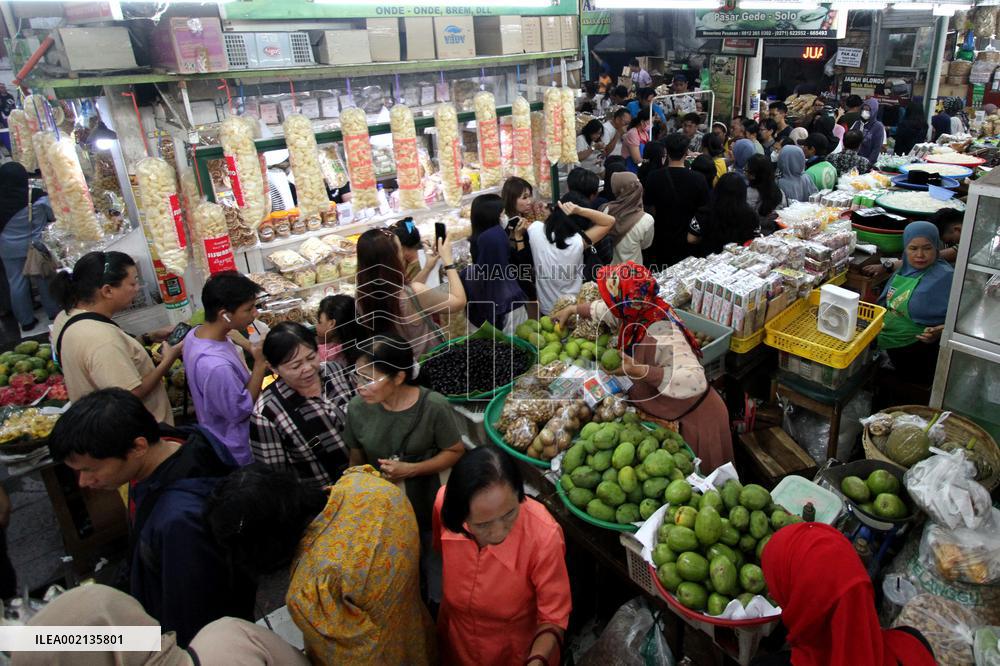 INDONESIA-SURAKARTA-NEW YEAR HOLIDAY-MARKET