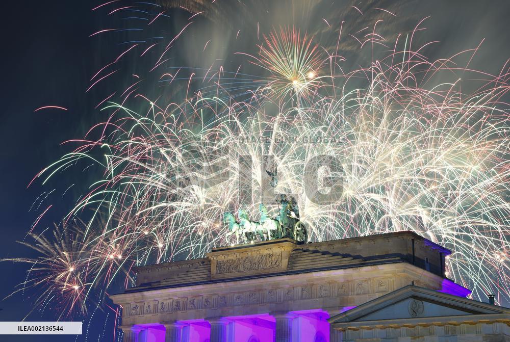GERMANY-BERLIN-FIREWORKS-NEW YEAR-CELEBRATION