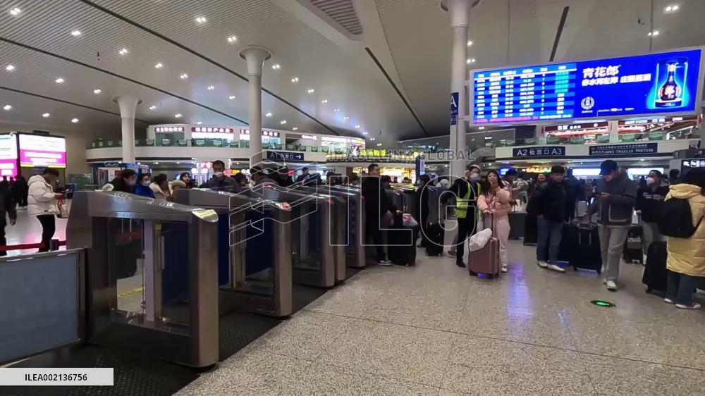 Ski enthusiasts take special train to winter resorts in Xinjiang, China