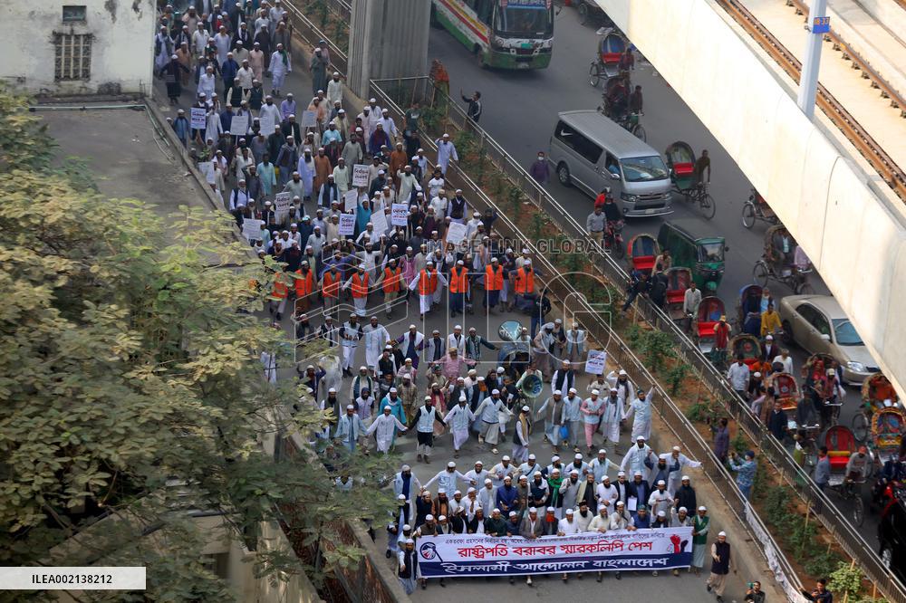 Islami Andolan Bangladesh party supporters march towards the president's office - Dhaka