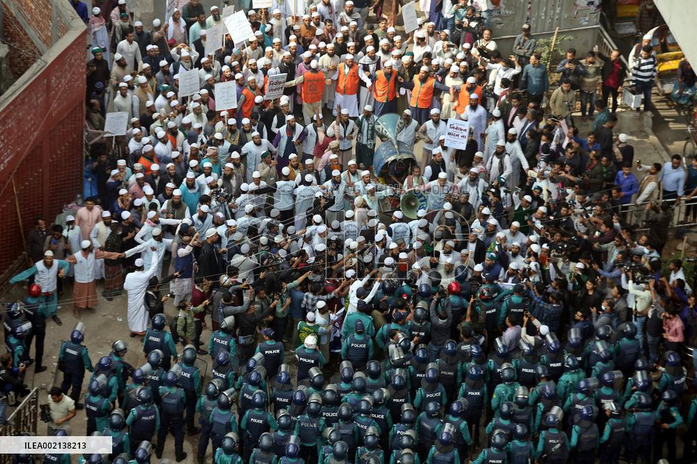 Islami Andolan Bangladesh party supporters march towards the president's office - Dhaka