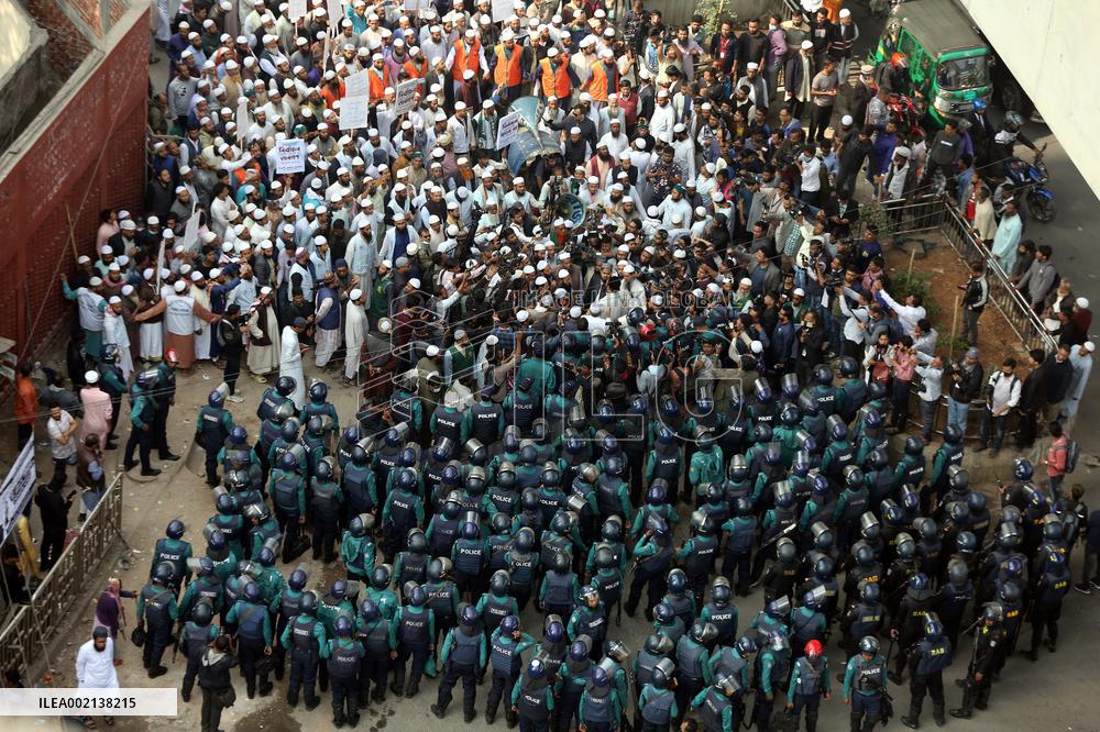 Islami Andolan Bangladesh party supporters march towards the president's office - Dhaka