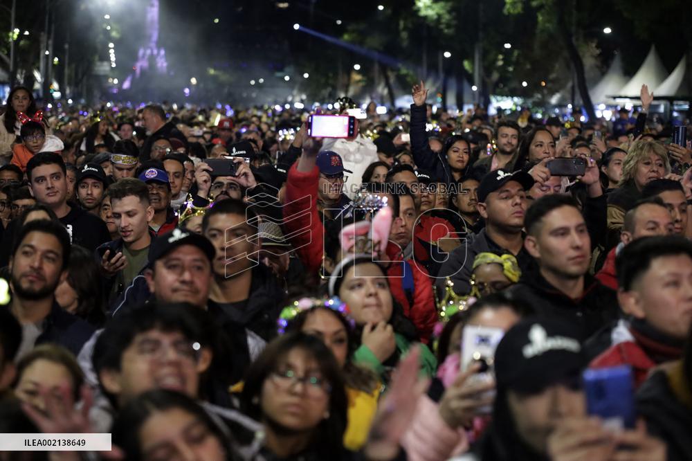 Mexicans welcome the year 2024