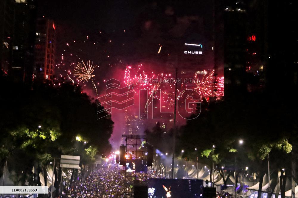 Mexicans welcome the year 2024