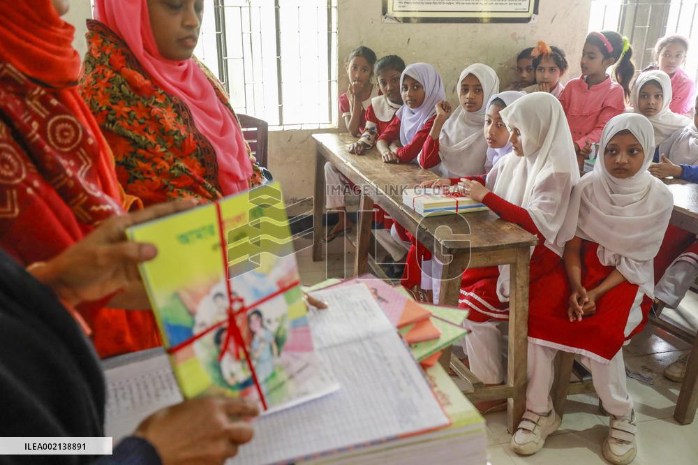 Schoolgoers get new textbooks in Bangladesh