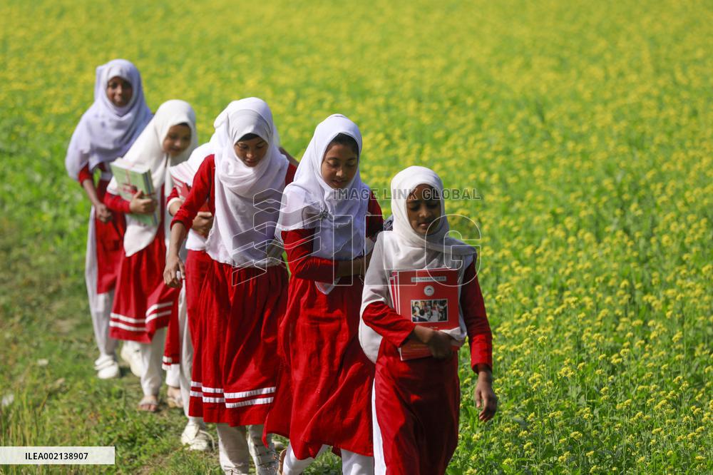 Schoolgoers get new textbooks in Bangladesh
