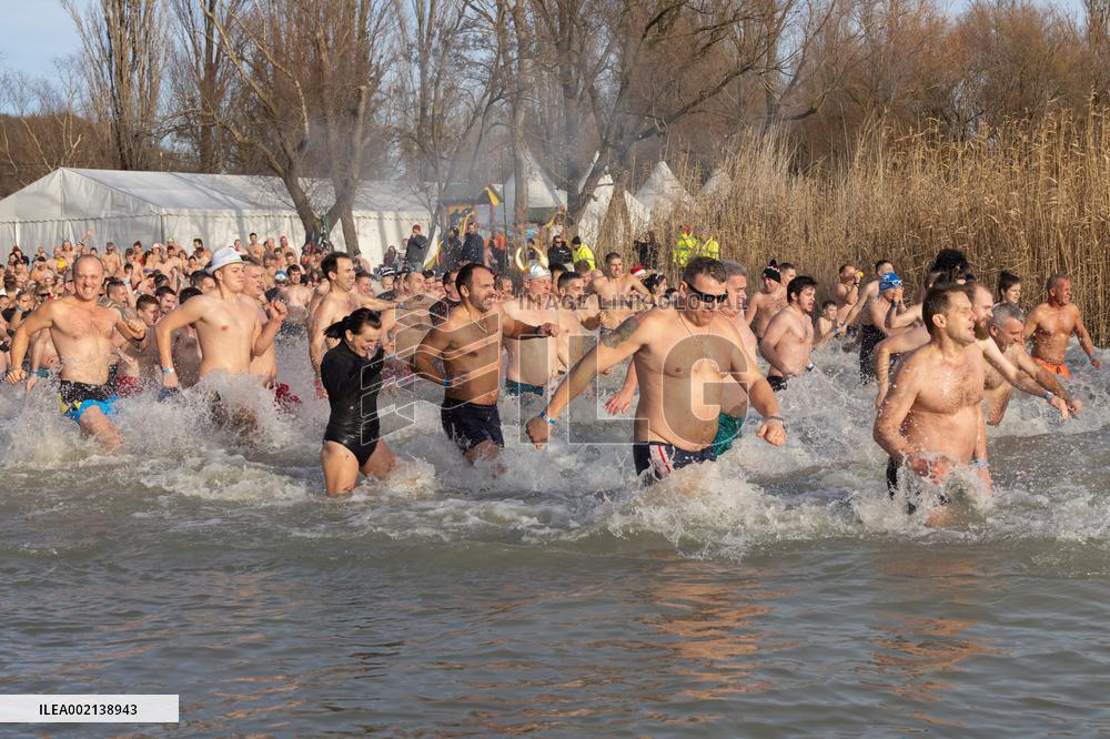 HUNGARY-SZIGLIGET-NEW YEAR SPLASH
