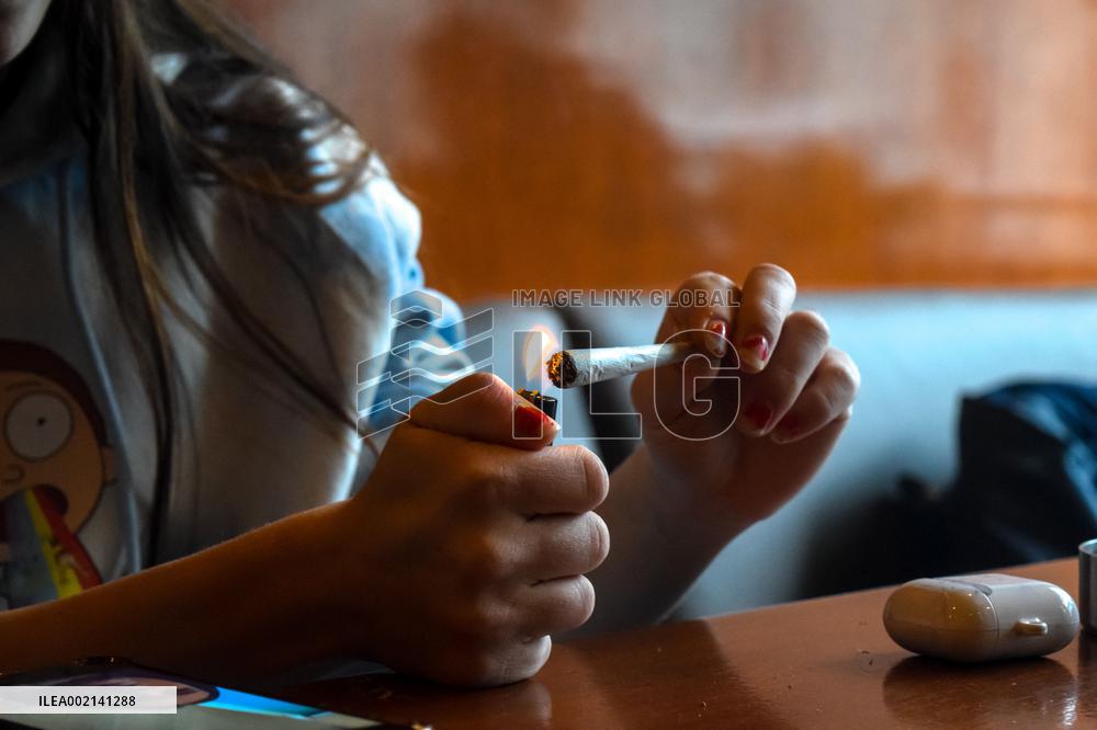 Dutch Enjoy Legal Pot Trial - Amsterdam