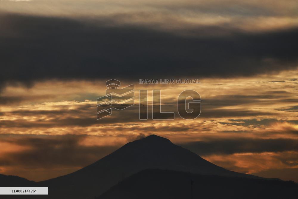 Popocatepetl Volcano At Dawn - Mexico