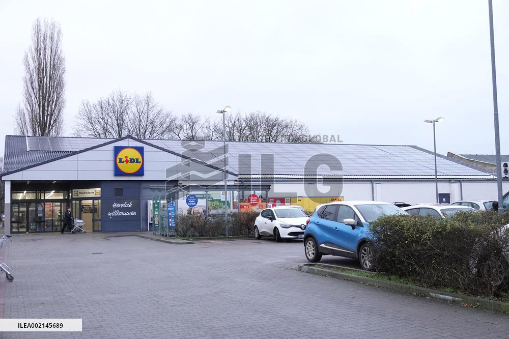 GERMANY-BERLIN-SOLAR SYSTEMS-INSTALLATION