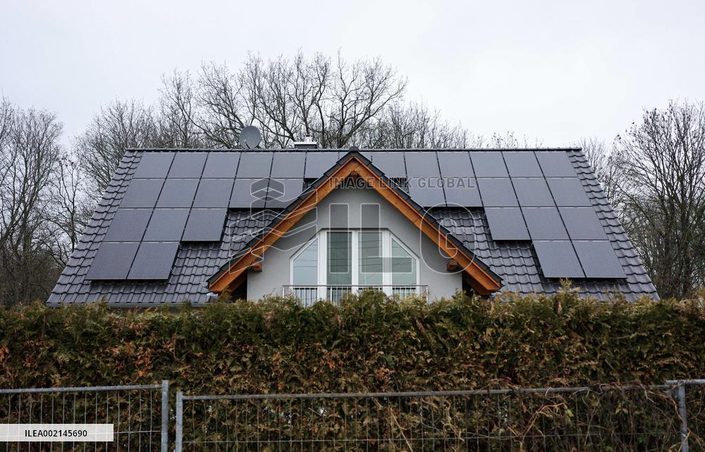 GERMANY-BERLIN-SOLAR SYSTEMS-INSTALLATION