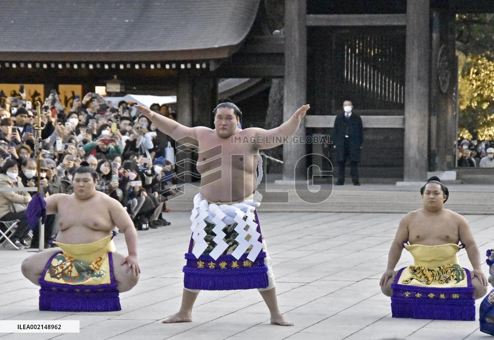 Sumo: Terunofuji performs ring-entering ritual