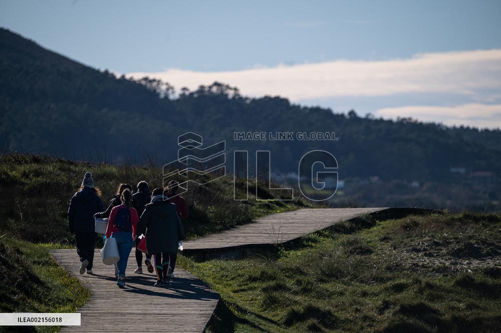 Pellet Cleaning Continues In Galician Sandbanks