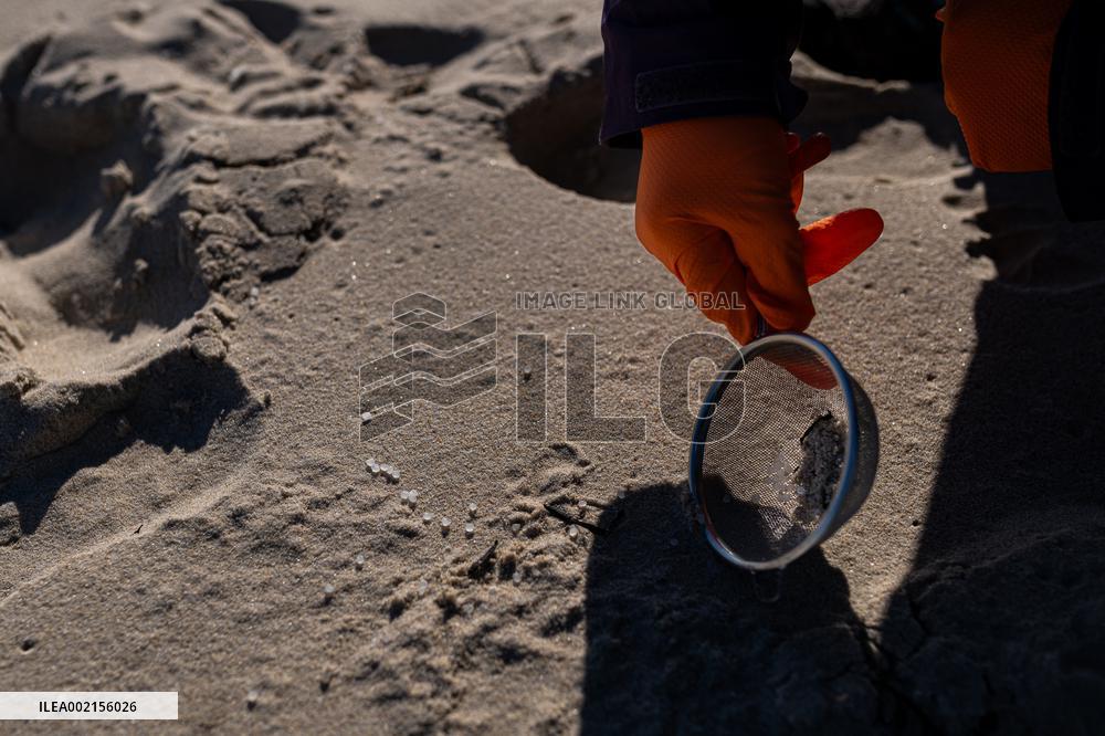 Pellet Cleaning Continues In Galician Sandbanks