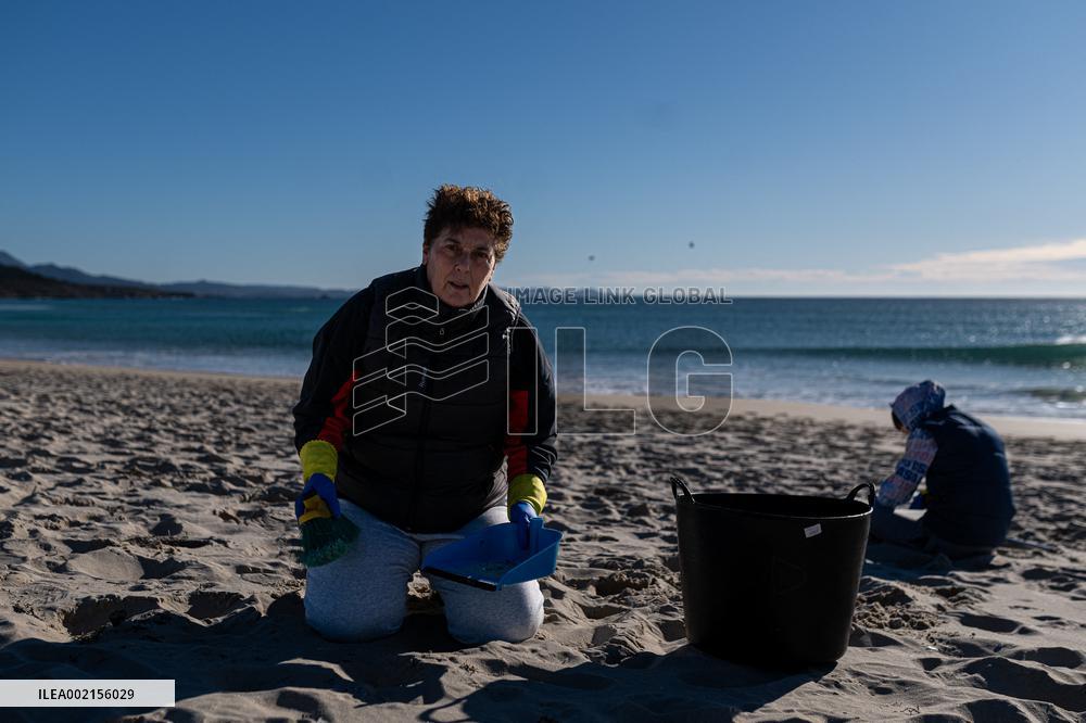 Pellet Cleaning Continues In Galician Sandbanks