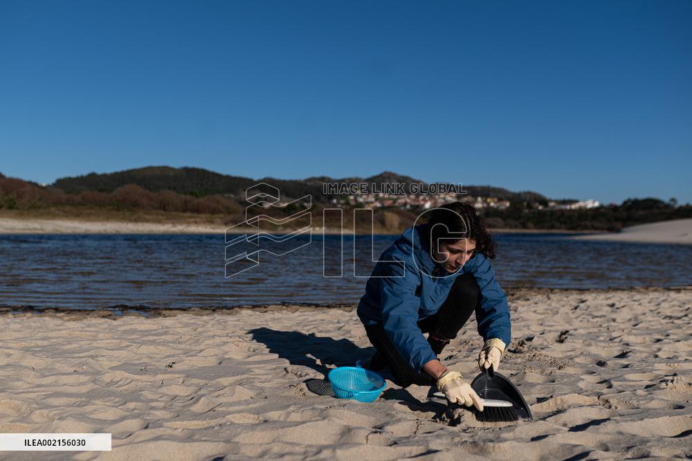 Pellet Cleaning Continues In Galician Sandbanks