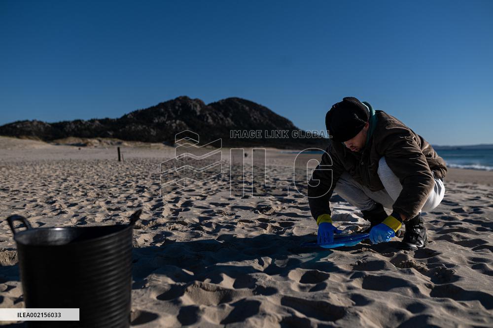 Pellet Cleaning Continues In Galician Sandbanks