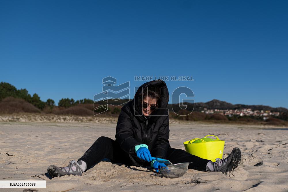 Pellet Cleaning Continues In Galician Sandbanks
