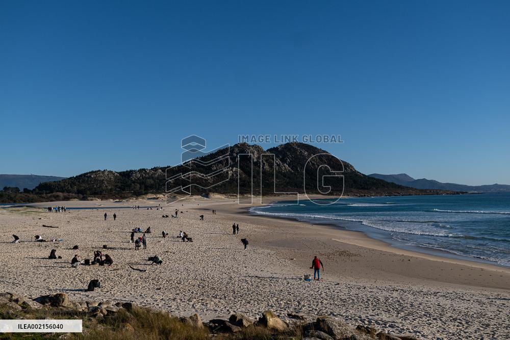 Pellet Cleaning Continues In Galician Sandbanks