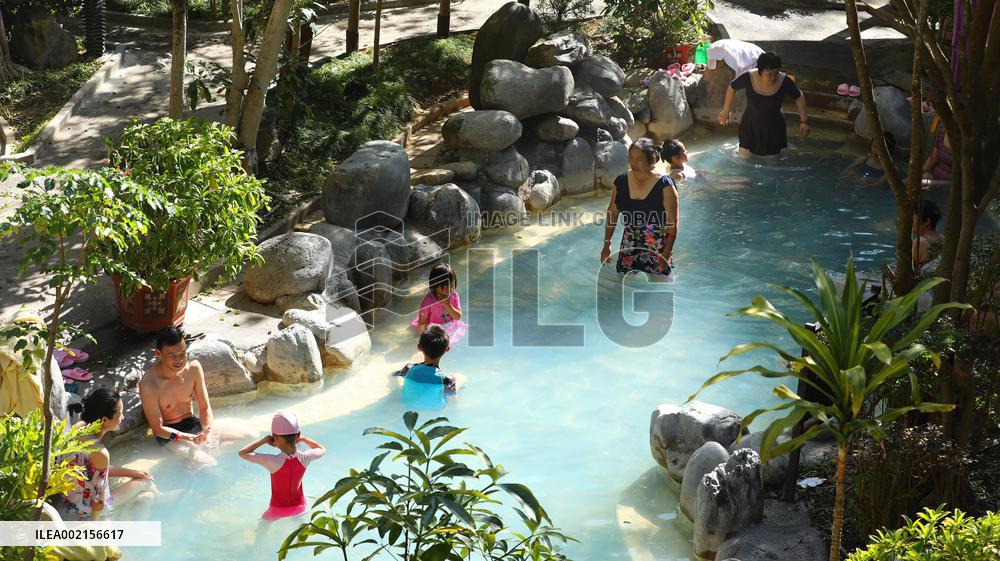 #CHINA-YUNNAN-MILD WINTER-TOURISM(CN)