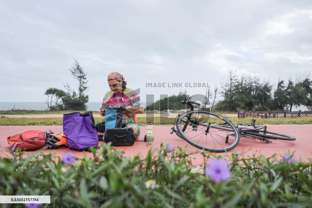 CHINA-HAINAN-U.S. TRANSLATOR-CYCLING (CN)