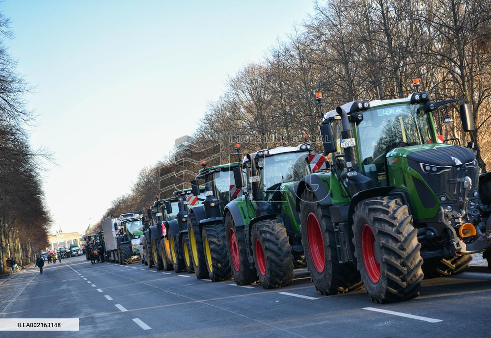 XINHUA PHOTOS OF THE DAY