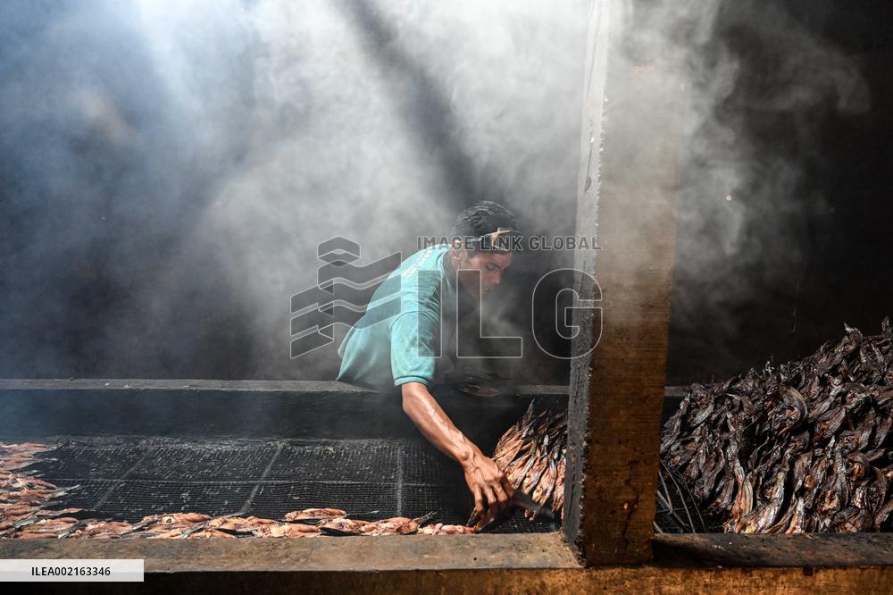 INDONESIA-BOGOR-DAILY LIFE-SMOKED CATFISH