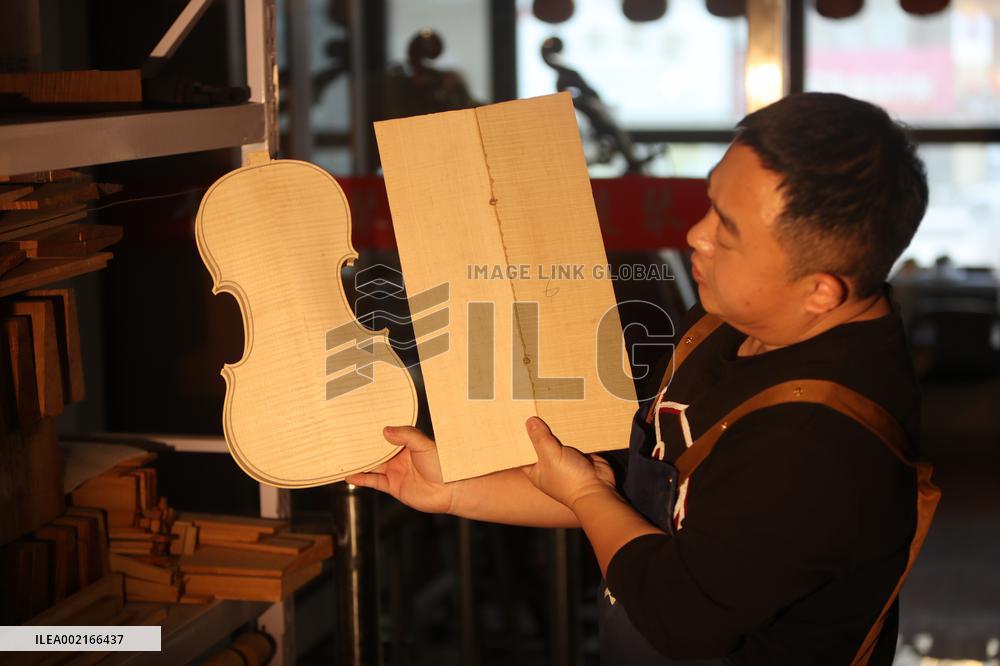 (ChineseToday)CHINA-LIAONING-YINGKOU-LUTHIER (CN)