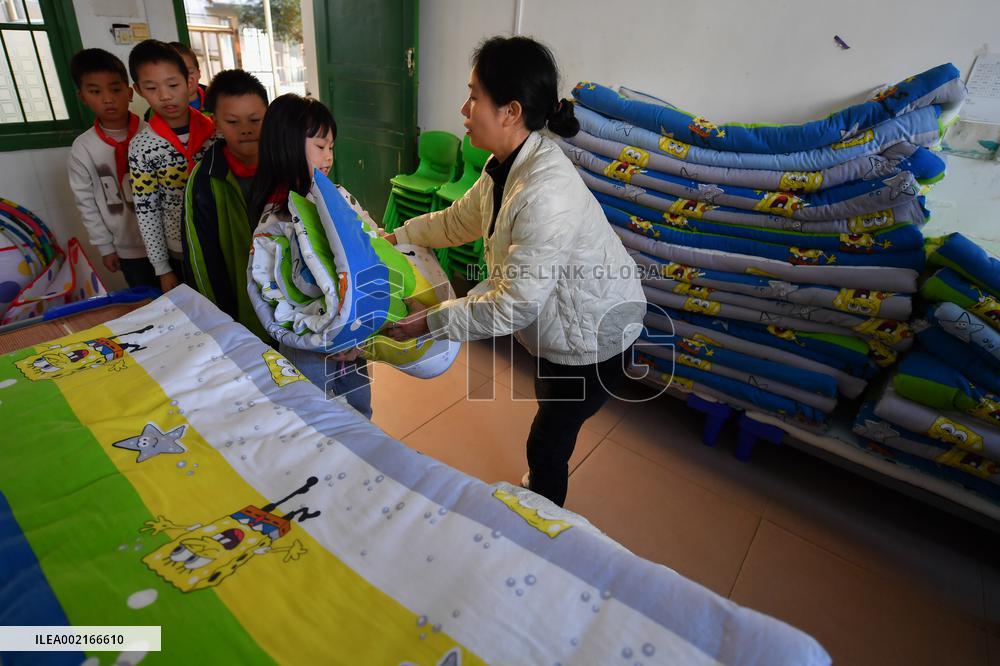 CHINA-HUNAN-LIUYANG-PRIMARY SCHOOL-FOLDABLE CHAIRS (CN)