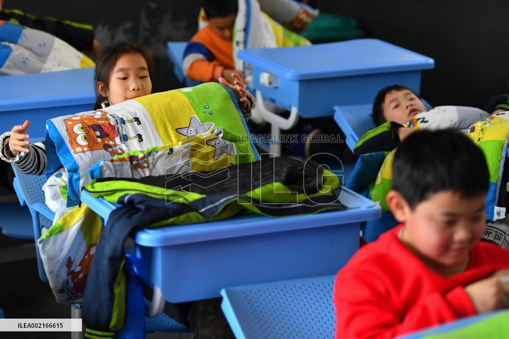 CHINA-HUNAN-LIUYANG-PRIMARY SCHOOL-FOLDABLE CHAIRS (CN)