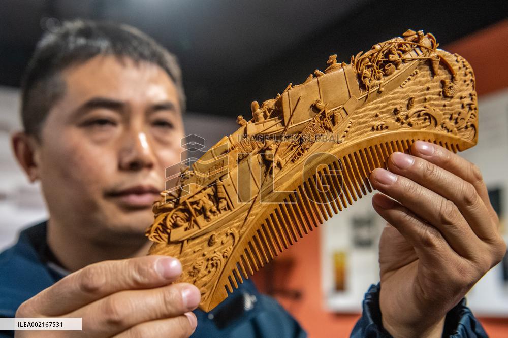 (MASTER OF CRAFTS)CHINA-CHONGQING-TANMUJIANG-WOODEN COMB-INHERITOR (CN)