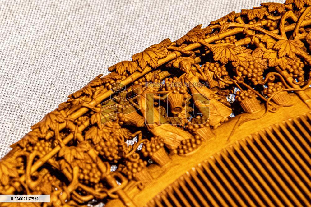 (MASTER OF CRAFTS)CHINA-CHONGQING-TANMUJIANG-WOODEN COMB-INHERITOR (CN)
