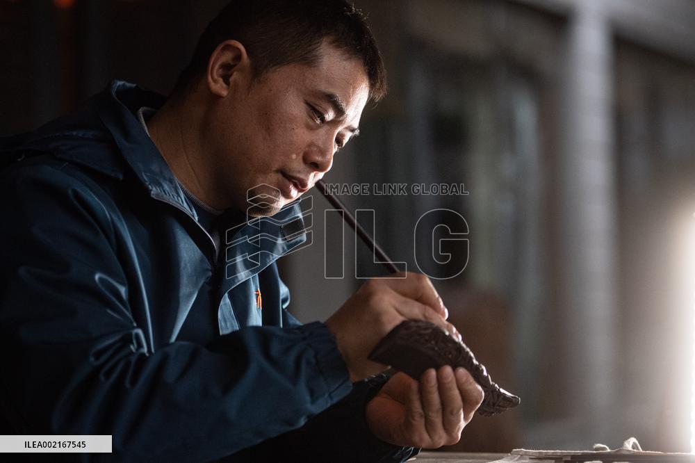 (MASTER OF CRAFTS)CHINA-CHONGQING-TANMUJIANG-WOODEN COMB-INHERITOR (CN)