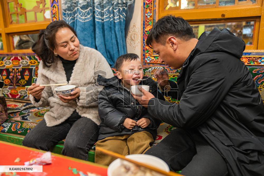 (InTibet) CHINA-XIZANG-XIGAZE-FARMERS' NEW YEAR-FEAST-GUTU (CN)