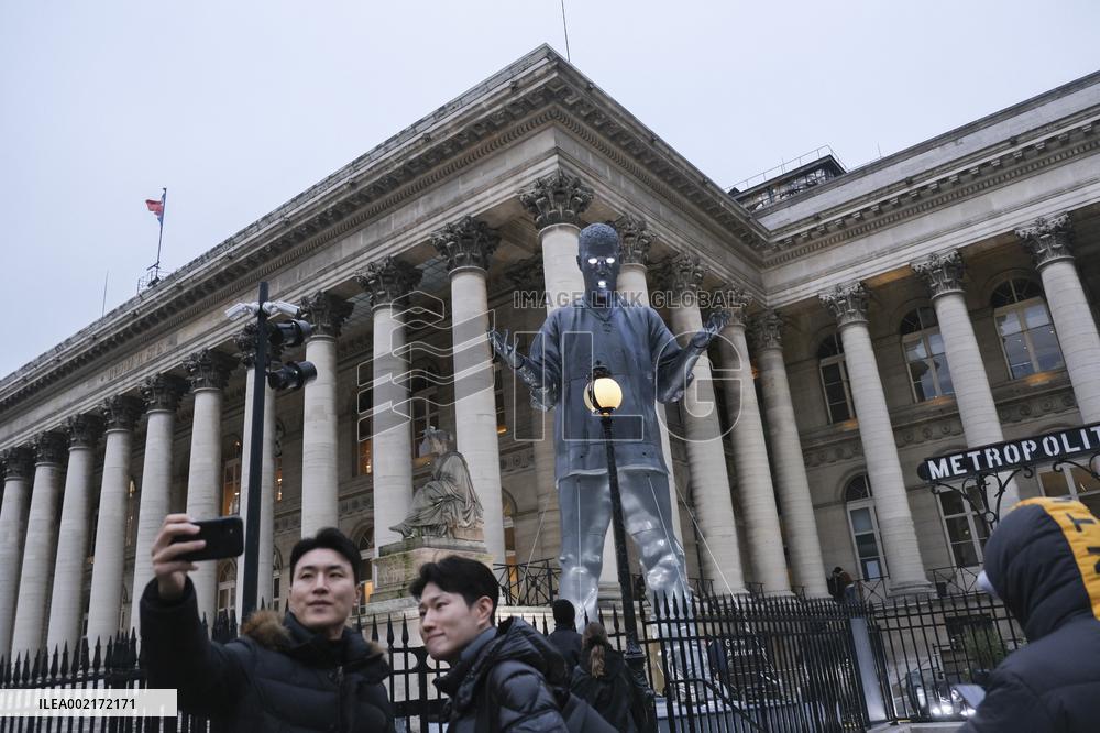 Giant Statue Of Rapper Kid Cudi For The Release Of His Album - Paris