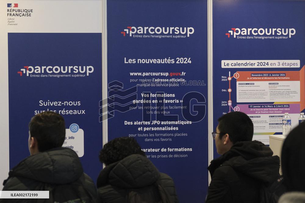 Sylvie Retailleau At The Salon Postbac - Paris